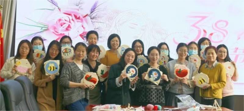 穿梭于方寸之間，感受傳統(tǒng)與現(xiàn)代的交融 ——農(nóng)墾中心舉辦“巧手展風(fēng)采，綻放‘她力量’”活動慶祝“三八”婦女節(jié)